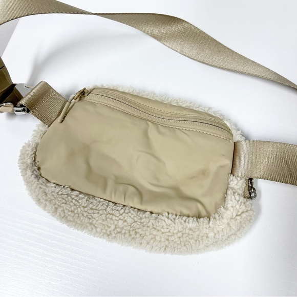 Lululemon Everyday Belt Bag Sherpa Off White Ivory - Picture 4 of 6